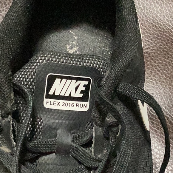 Nike flex sneaker in black. - Picture 3 of 4